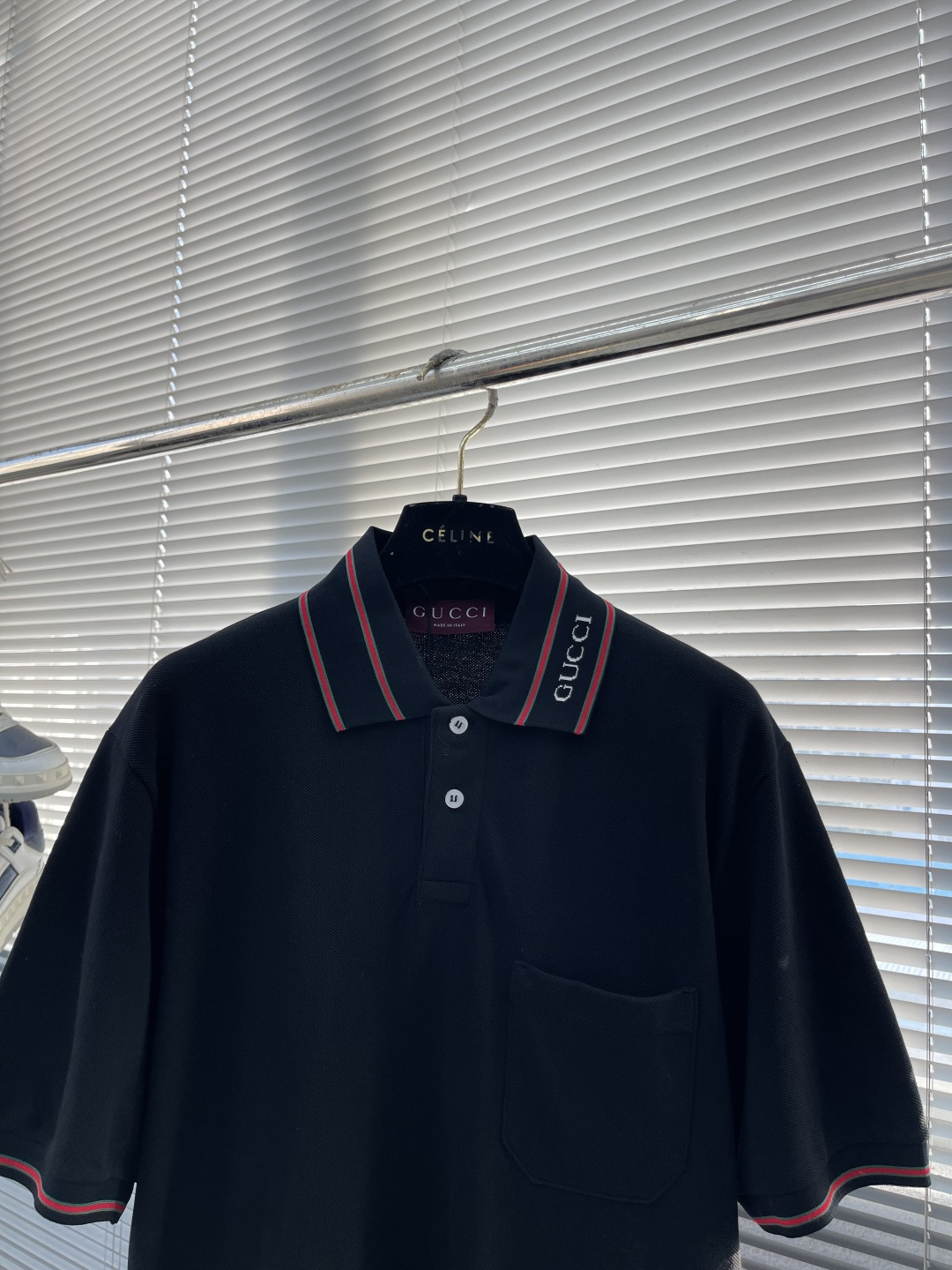 -GUCC 25ss新款珠地棉Polo衫 在黑色底布上，品牌经典织带透过特殊的构造工艺和缝合技术以别出心