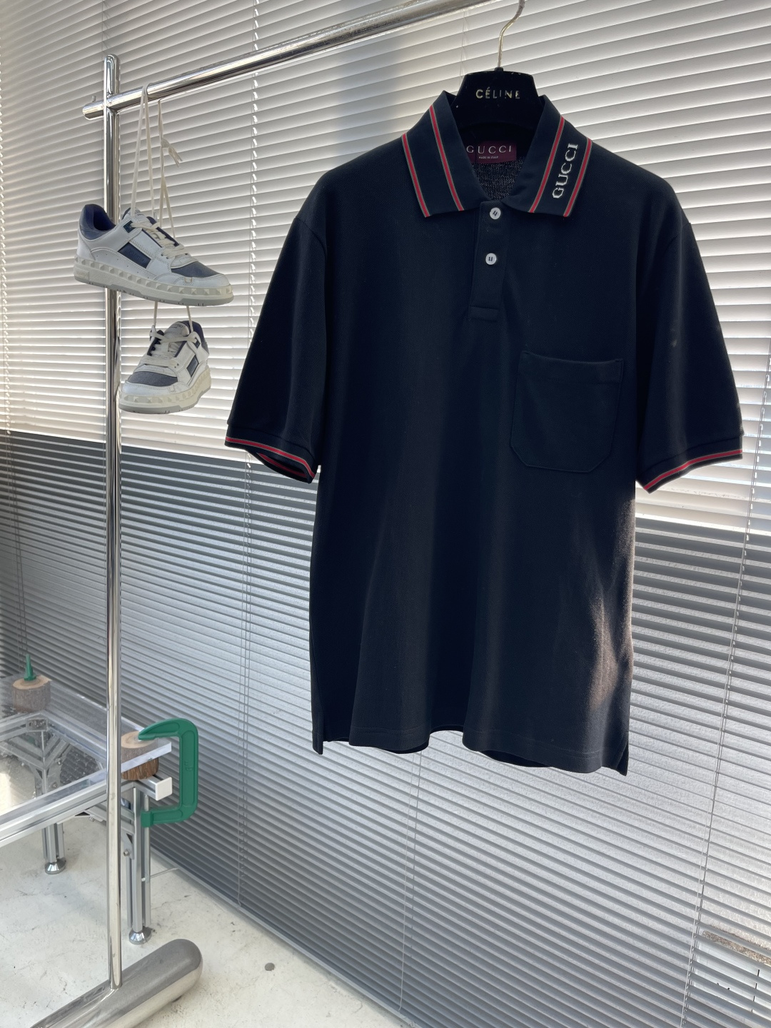 -GUCC 25ss新款珠地棉Polo衫 在黑色底布上，品牌经典织带透过特殊的构造工艺和缝合技术以别出心