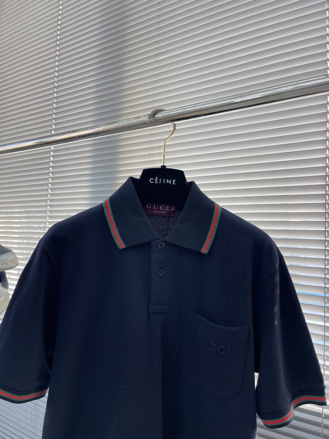 -GUCC 25ss新款饰刺绣弹力棉Polo衫 白色 这款常规版型Polo衫以弹力珠地棉匠心演绎，搭配G