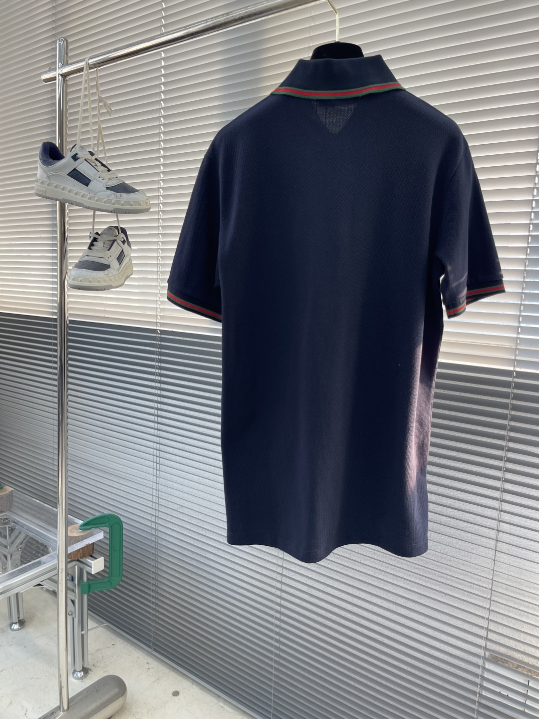 -GUCC 25ss新款饰刺绣弹力棉Polo衫 白色 这款常规版型Polo衫以弹力珠地棉匠心演绎，搭配G