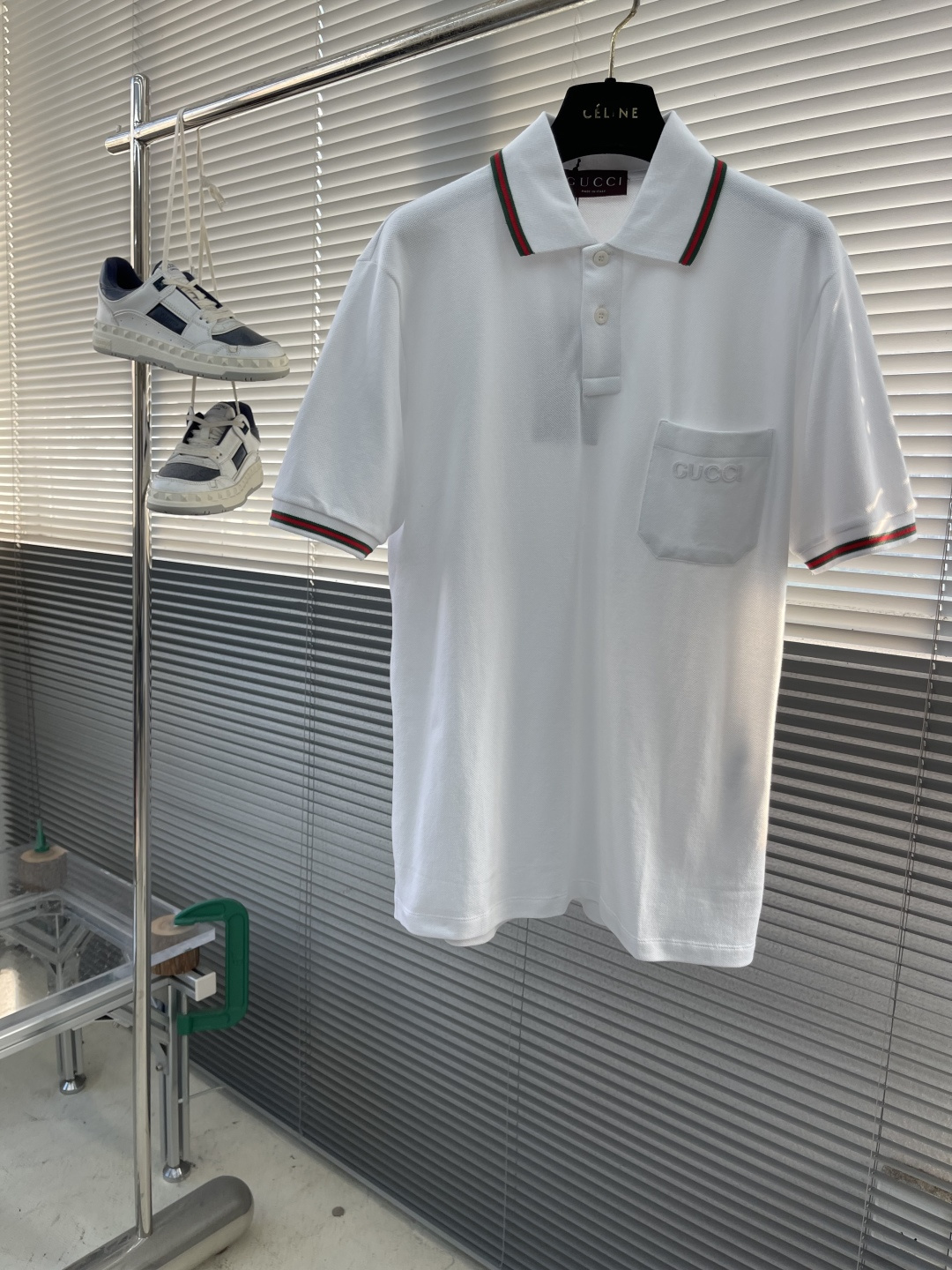 -GUCC 25ss新款饰刺绣弹力棉Polo衫 白色 这款常规版型Polo衫以弹力珠地棉匠心演绎，搭配G