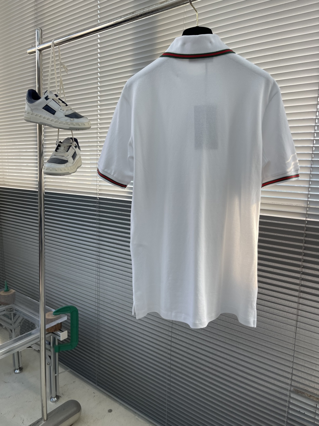 -GUCC 25ss新款饰刺绣弹力棉Polo衫 白色 这款常规版型Polo衫以弹力珠地棉匠心演绎，搭配G