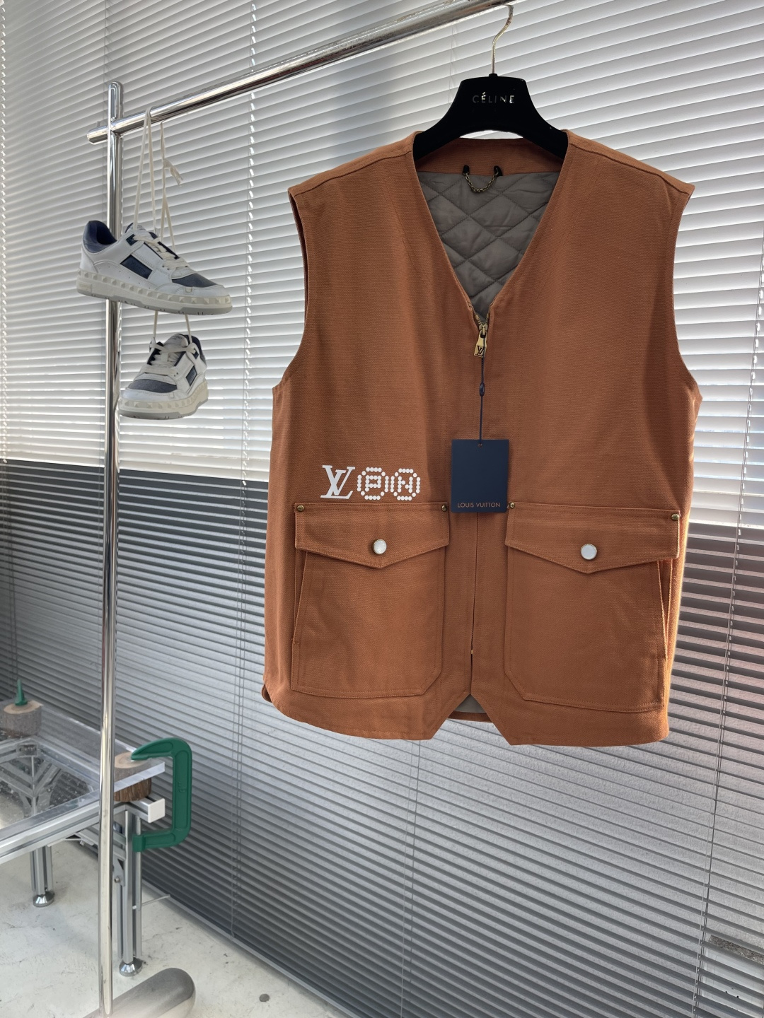 -驴牌 25ss新款拉链工装背心令 1V PN 标识栖身右侧口袋上方，与后部 Pharrell Will