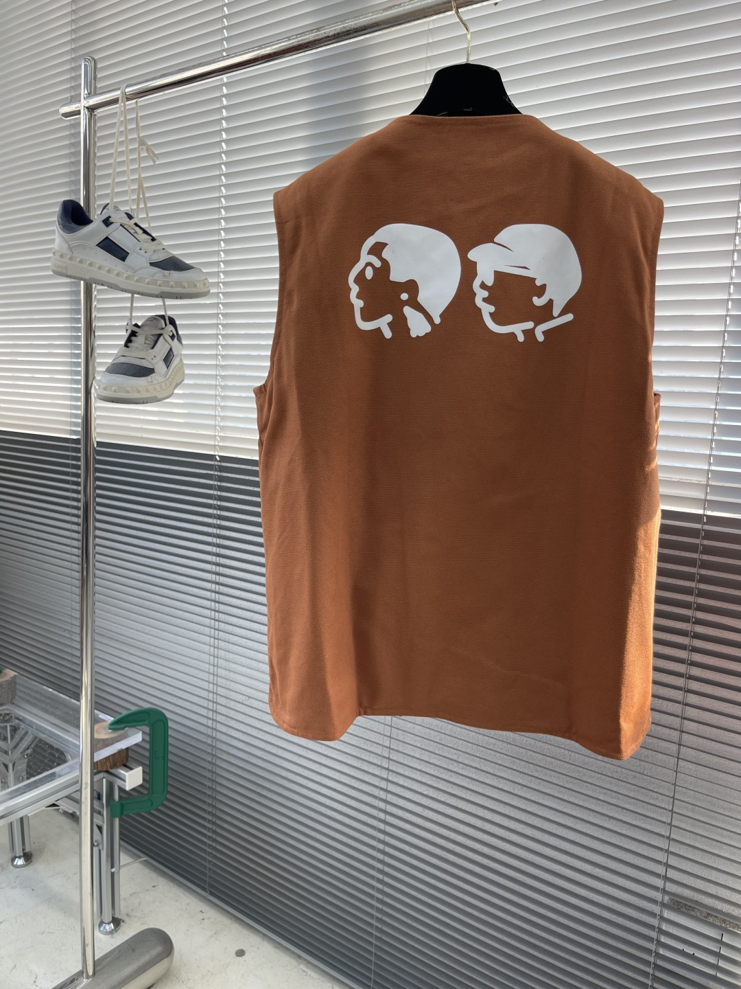 -驴牌 25ss新款拉链工装背心令 1V PN 标识栖身右侧口袋上方，与后部 Pharrell Will