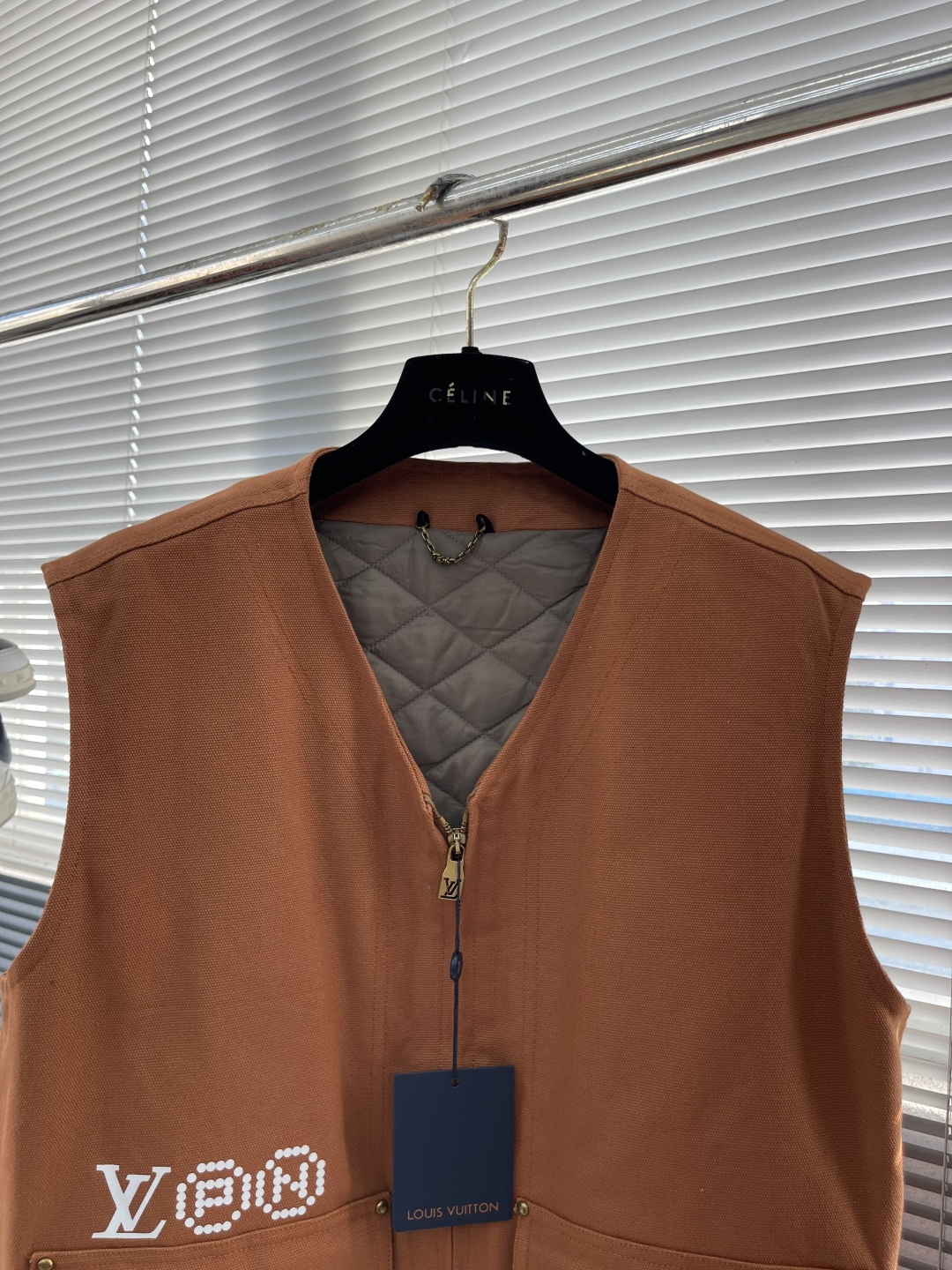 -驴牌 25ss新款拉链工装背心令 1V PN 标识栖身右侧口袋上方，与后部 Pharrell Will