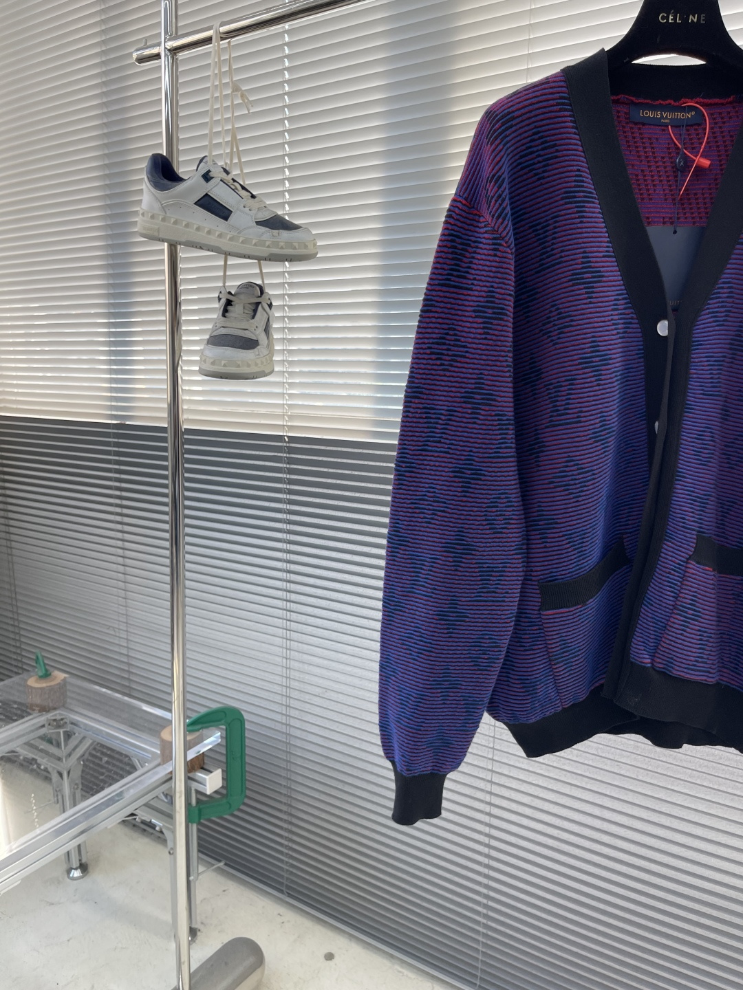 -驴牌 渐变提花开衫定染定织幻彩云絮棉绒料 色泽饱满 细腻柔软 将色彩哲学推向极致艺术 标志性Monog