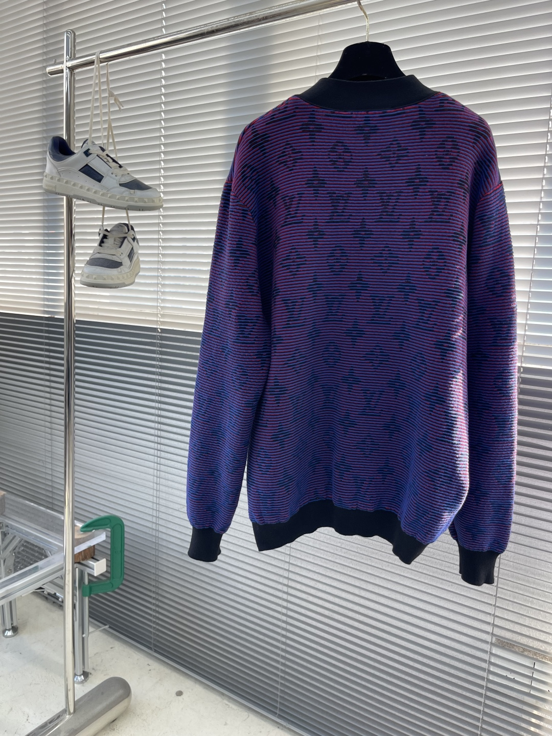 -驴牌 渐变提花开衫定染定织幻彩云絮棉绒料 色泽饱满 细腻柔软 将色彩哲学推向极致艺术 标志性Monog