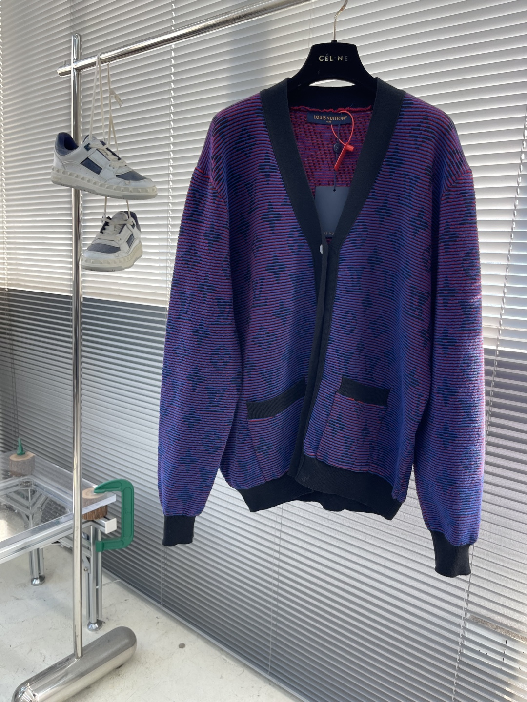 -驴牌 渐变提花开衫定染定织幻彩云絮棉绒料 色泽饱满 细腻柔软 将色彩哲学推向极致艺术 标志性Monog