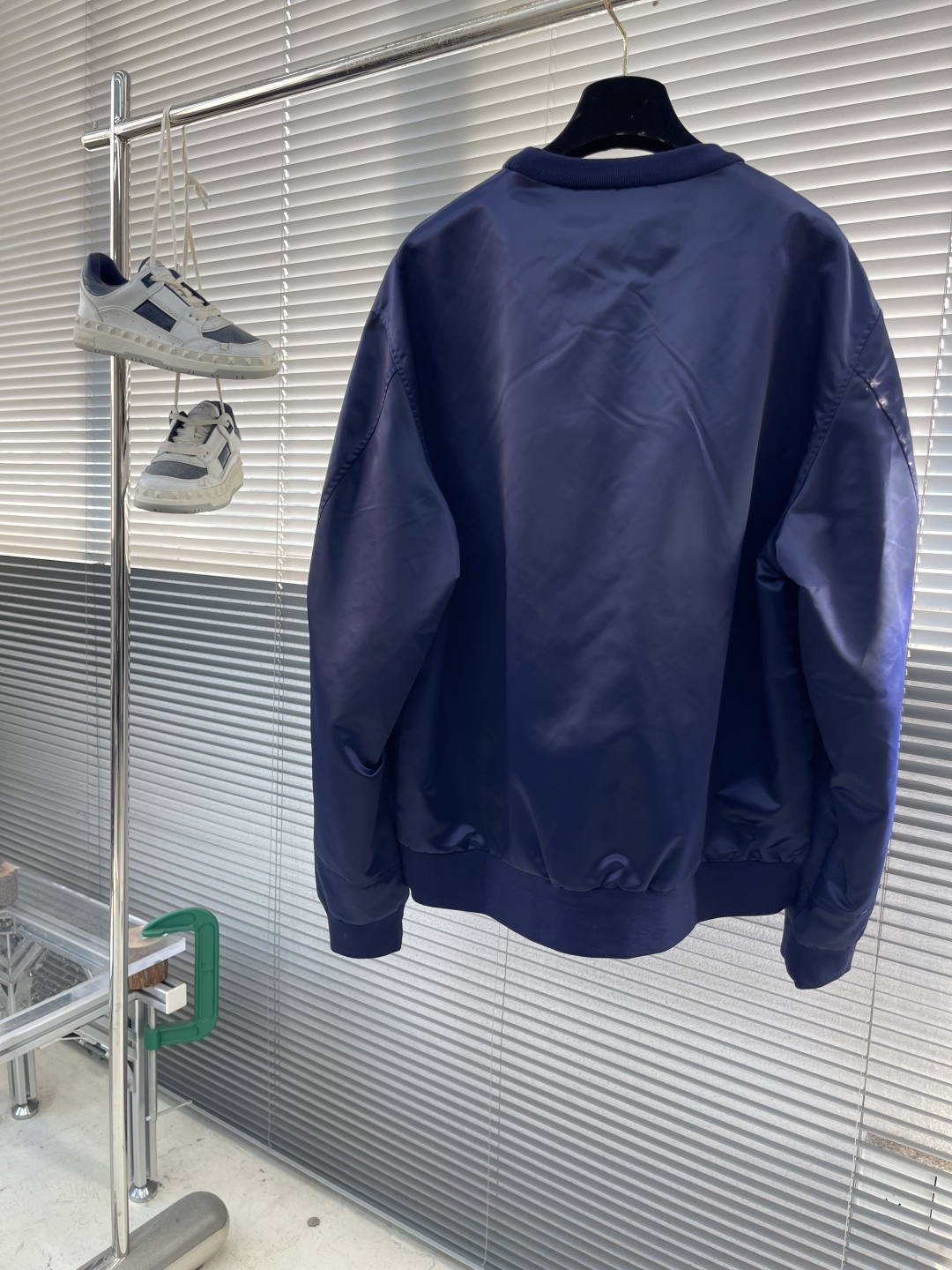 -GVC Paris 贴布绣卫衣定制定染丝光缎面卫衣织物 细腻柔软 如丝绸般细腻 以皇家蓝缎面为基调 在