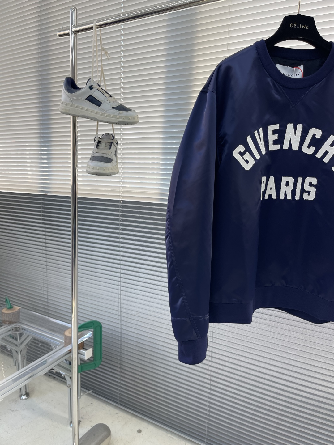 -GVC Paris 贴布绣卫衣定制定染丝光缎面卫衣织物 细腻柔软 如丝绸般细腻 以皇家蓝缎面为基调 在