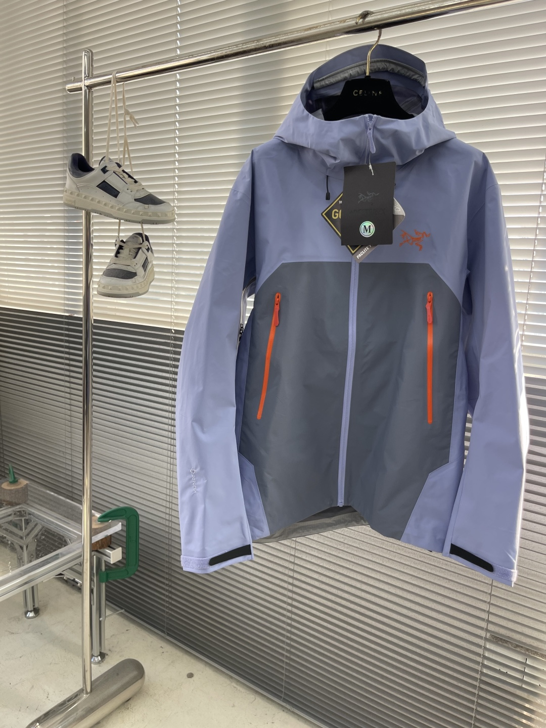NO:908978,- Designed for alpine touring and mountain environments, the updated Beta SL Jacket from Beta Lightweight is the ancestor's lightest Beta jacket, engineered to provide fully waterproof, windproof, breathable protection without sacrificing functionality or portability. Its next-generation GORE-TEXePE membrane is light, thin, strong and PFC-free. C-KNIT backing technology improves comfort and breathability. Helmet-ready StormHood  Provides protection without compromising vision, underarm zips for ventilation, and RECCO reflectors to aid in searching situations. Unisex Sizes S-XXL S Bust 112 Length 72 Shoulders 50 Sleeves 64.5 M Bust 116 Length 74 Shoulders 51 Sleeves 66 L Bust Length 76 Shoulders 52 Sleeves 67.5  2XL Bust 128 Length 80 Shoulder Width 54 Sleeve Length 70.5 Weight 100kg - Recommended S S - 140 recommended M 140 - 160 recommended L 160 - 180 recommended19860909- 鸟家 Beta lightweight的升级版Beta SL 夹克专为高山旅行和山地环境而设计,是始祖最轻的Beta 夹克,经过精心设计,可提供完全防水、防风、透气的保护,同时不会牺牲功能或便携性. 其新一代GORE-TEXePE膜轻、薄、坚固且不含 PFC.C-KNIT 背衬技术提高了舒适性和透气性.可佩戴头盔的StormHood 可在不影响视野的情况下提供保护,腋下拉链可通风,RECCO 反射器可在搜索情况下提供帮助. 男女同款 尺码S-XXL S胸围112衣长72肩宽50袖长64.5 M胸围116衣长74肩宽51袖长66 L胸围衣长76肩宽52袖长67.5 XL胸围124衣长78肩宽53袖长69 2XL胸围128衣长80肩宽54袖长70.5 体重 100斤-斤推荐穿 S 斤-140斤推荐穿 M 140斤-160斤推荐穿 L 160斤-180斤推荐穿 XL 180斤-200斤推荐穿 2XL 手工测量,有1-2cm误差,以实物为准,,jil sander,jackets & coats,,Men's clothing
