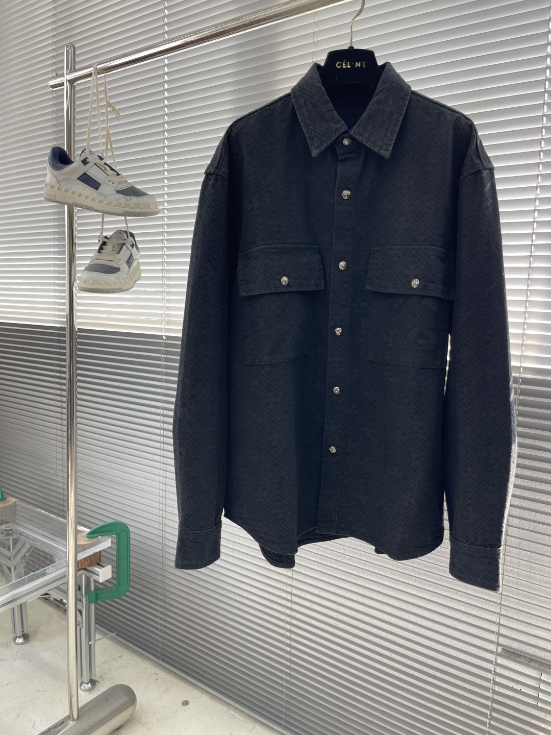 NO:743483,Tops, trousers - CH Chrome Hearts 2026 Early Spring Series Denim Suit Size M-3XL Slightly wide version Pure natural cotton dark pattern cross full jacquard The fabric is made of high-quality yarn twill high-density weaving, the texture is delicate and floral sterling silver hardware slider silver sword pendant has a delicate and tight texture, special post-process dyeing, the cloth surface has a twill texture, crisp and stylish, Chrome Hearts - Clothing, chrome hearts, pure silver,19860909上衣 长裤 -CH 克罗心2026早春系列牛仔套装 码数M-3XL 微阔版型 纯天然全棉暗纹十字满提花该面料采用优质纱线斜纹高密织造,纹路细腻是花纯银五金件拉头银宝剑挂饰质感细腻紧致,特殊的后工艺染色,布面有斜纹肌理,挺括有型有筋骨,克罗心-服装,chrome hearts,pure silver,,Women's clothing