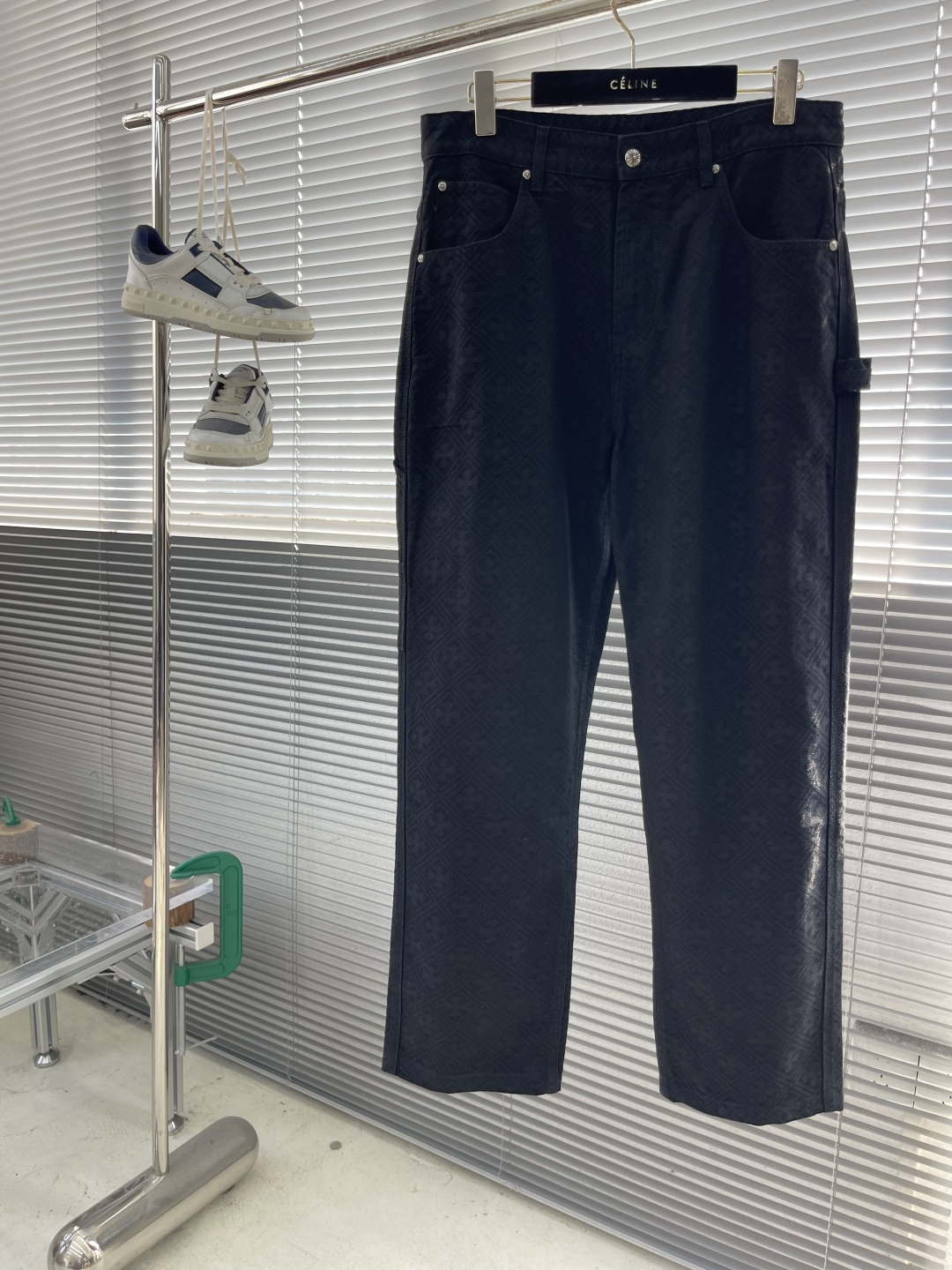 NO:743479,Pants, tops - CH Chrome Hearts 2026 early spring series denim suit, size M-3XL, casual straight pants, pure natural cotton dark pattern cross full jacquard, the fabric is made of high-quality yarn twill high-density weaving, the texture is delicate and floral, sterling silver hardware slider, silver sword pendant, the texture is delicate and tight, special post-process dyeing, the cloth has a twill texture, crisp and stylish, Chrome Hearts - Clothing, chrome hearts, pure silver,19860909长裤 上衣 -CH 克罗心2026早春系列牛仔套装 码数M-3XL 休闲直筒裤 纯天然全棉暗纹十字满提花该面料采用优质纱线斜纹高密织造,纹路细腻是花纯银五金件拉头银宝剑挂饰质感细腻紧致,特殊的后工艺染色,布面有斜纹肌理,挺括有型有筋骨,克罗心-服装,chrome hearts,pure silver,,Women's clothing