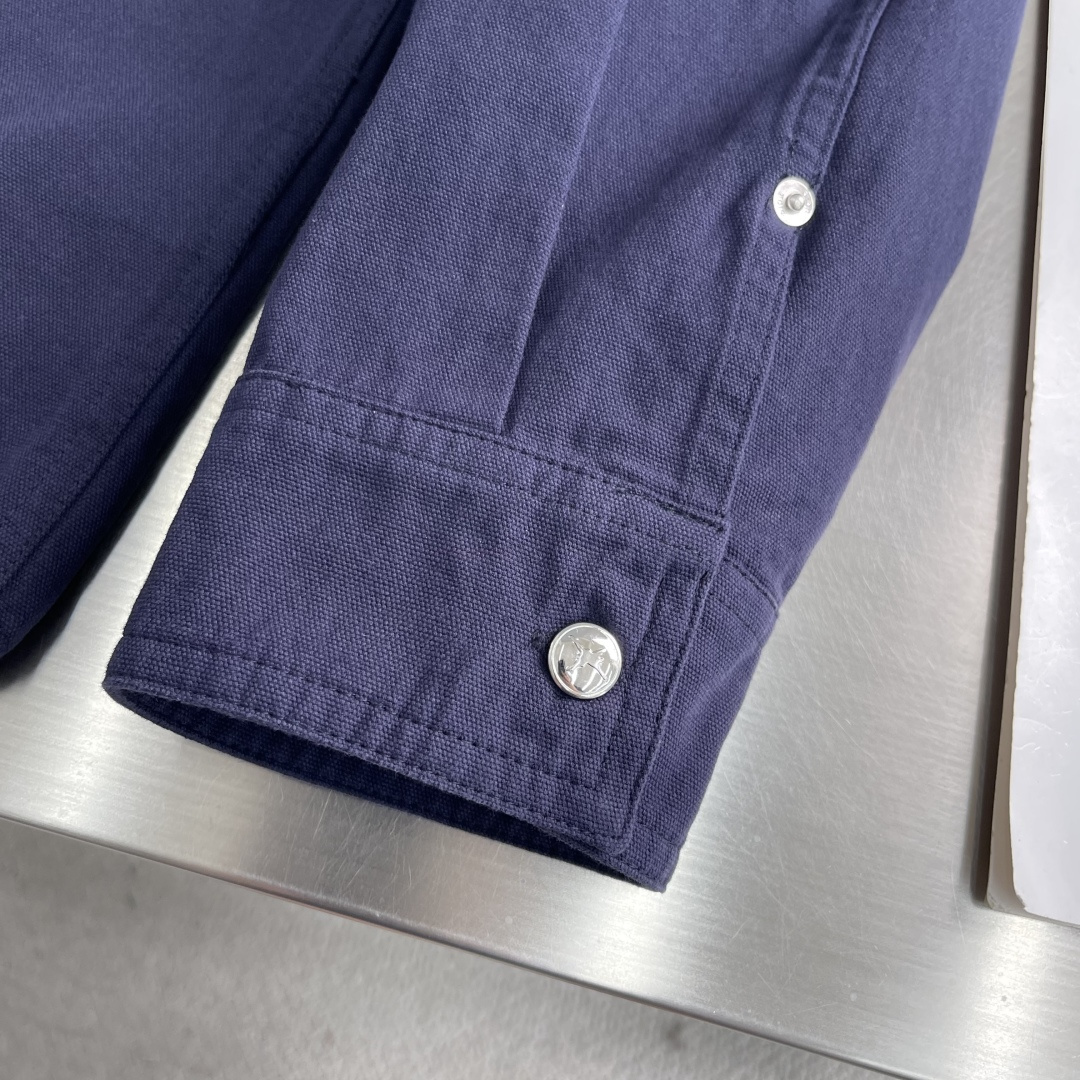 -Dio 联名刺绣衬衫定制定染灰蓝古法纯棉料 质感卓越 舒适贴肤 灰蓝之境 以色温重构速度美学 来自 D