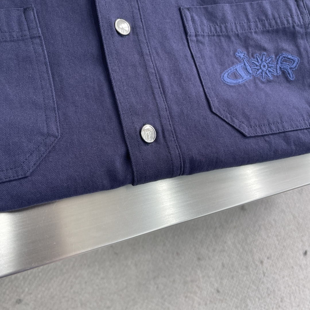 -Dio 联名刺绣衬衫定制定染灰蓝古法纯棉料 质感卓越 舒适贴肤 灰蓝之境 以色温重构速度美学 来自 D