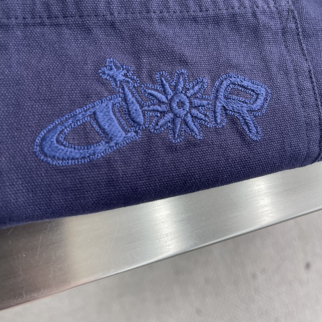 -Dio 联名刺绣衬衫定制定染灰蓝古法纯棉料 质感卓越 舒适贴肤 灰蓝之境 以色温重构速度美学 来自 D