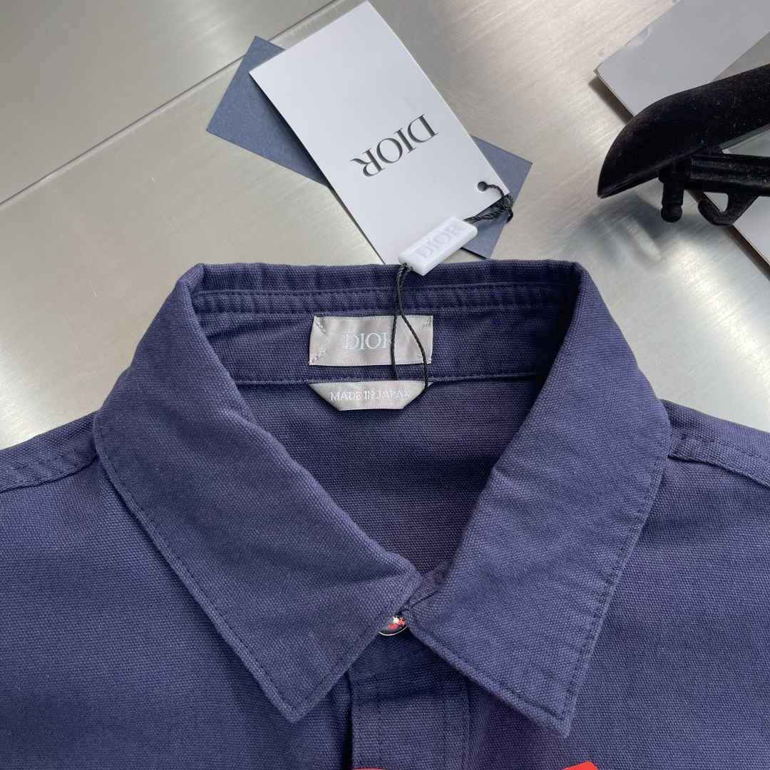 -Dio 联名刺绣衬衫定制定染灰蓝古法纯棉料 质感卓越 舒适贴肤 灰蓝之境 以色温重构速度美学 来自 D