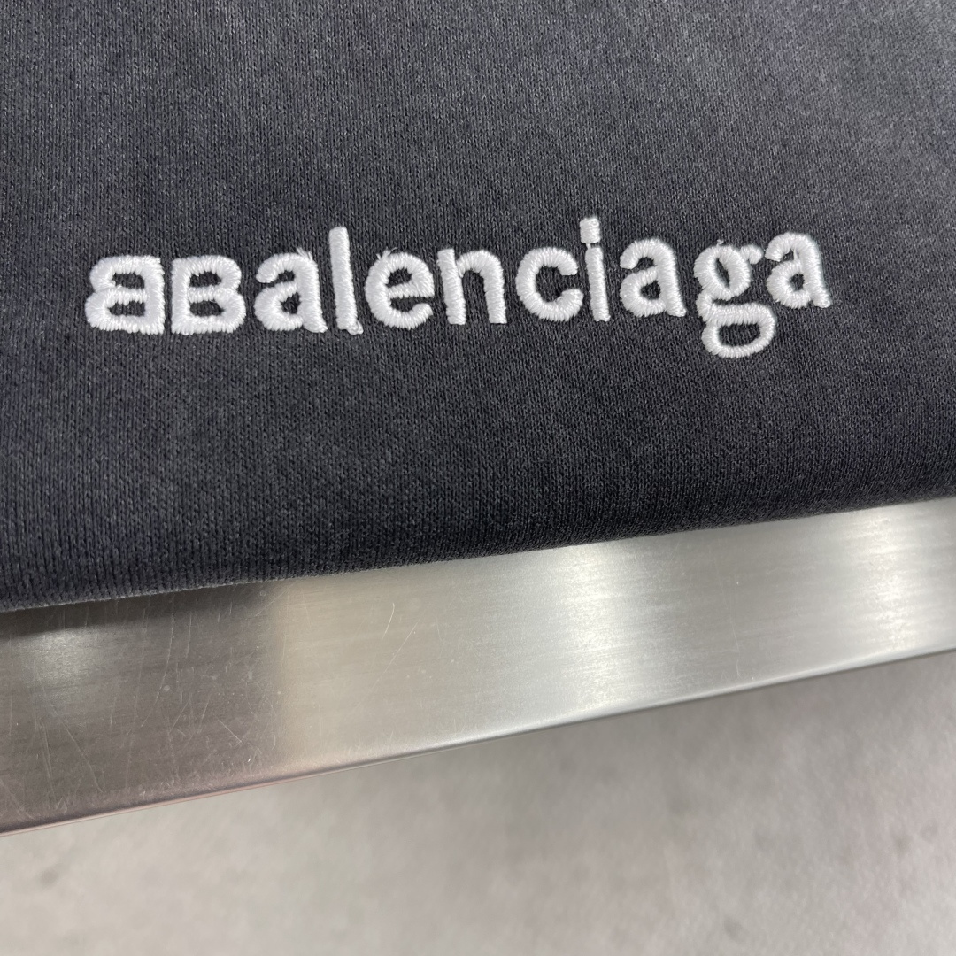 -Balenciag 双B多标识‼️帽领卫衣精选400克复古做旧水洗棉，面料经过特殊处理，呈现出自然的褪