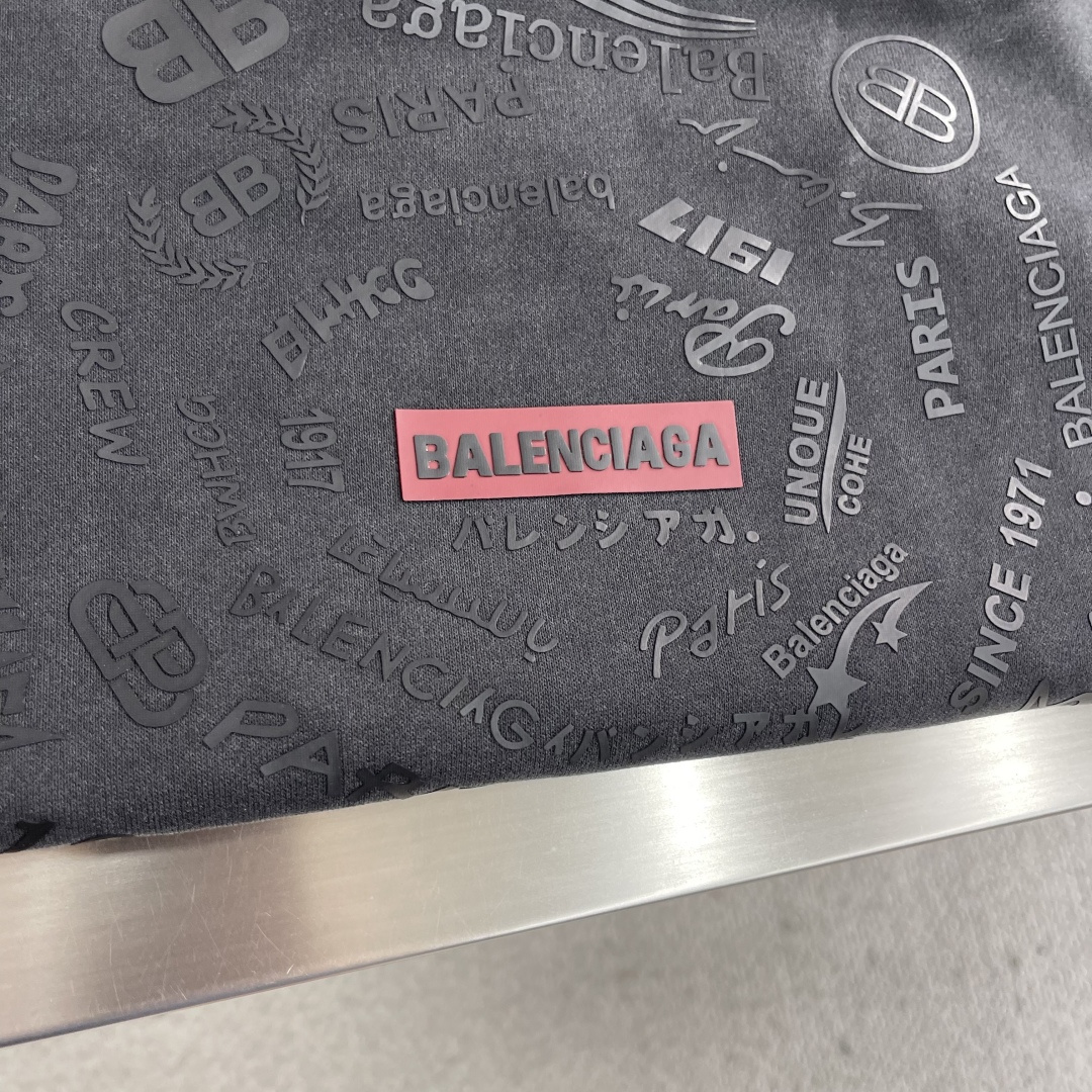-Balenciag 双B多标识‼️帽领卫衣精选400克复古做旧水洗棉，面料经过特殊处理，呈现出自然的褪