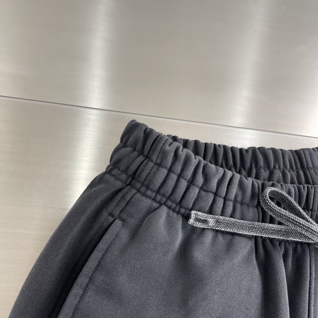 -Balenciag 双B系列‼️直筒卫裤精选400克复古做旧水洗棉，面料经过特殊处理，呈现出自然的褪色