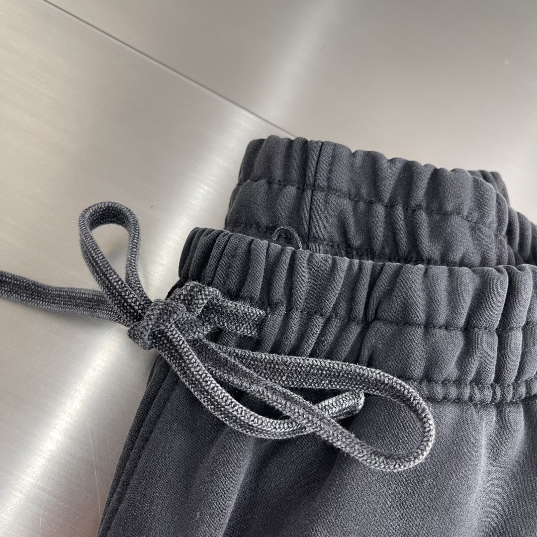 -Balenciag 双B系列‼️直筒卫裤精选400克复古做旧水洗棉，面料经过特殊处理，呈现出自然的褪色