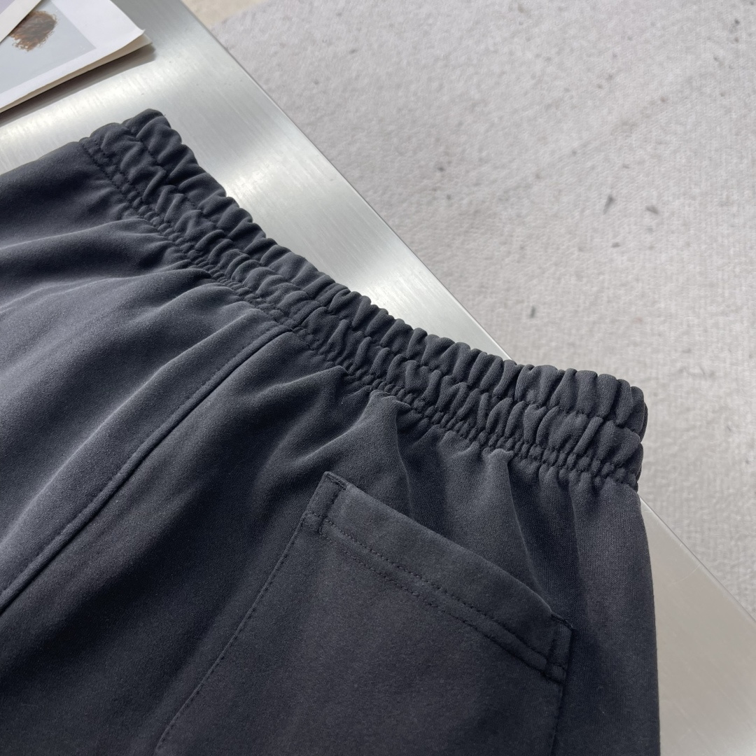 -Balenciag 双B系列‼️直筒卫裤精选400克复古做旧水洗棉，面料经过特殊处理，呈现出自然的褪色