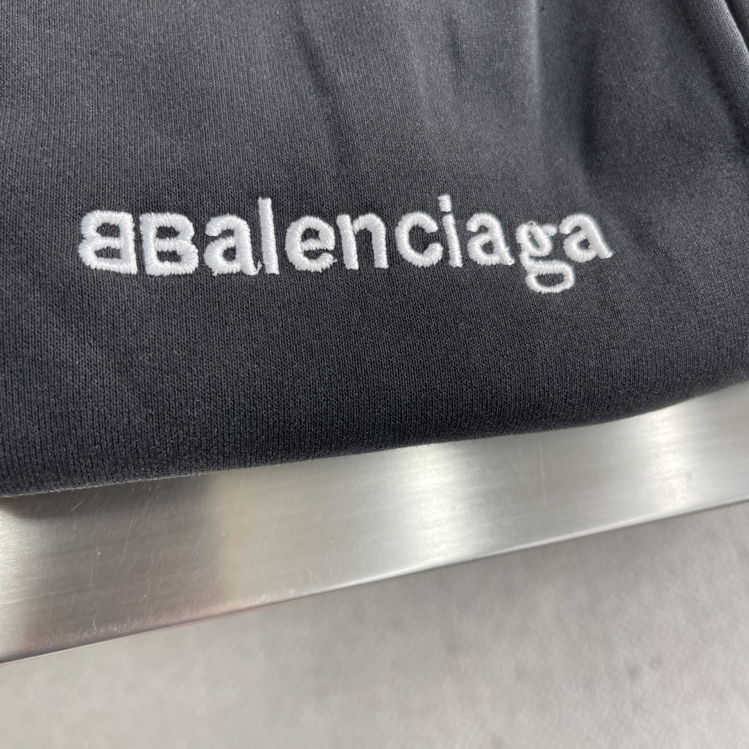 -Balenciag 双B系列‼️直筒卫裤精选400克复古做旧水洗棉，面料经过特殊处理，呈现出自然的褪色