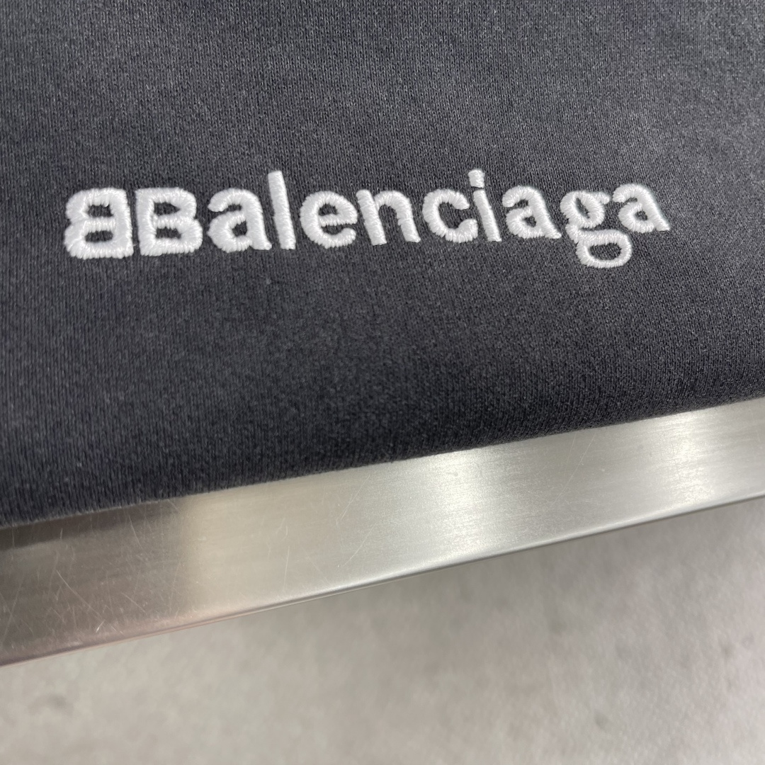 -Balenciag 双B多标识‼️圆领卫衣精选400克复古做旧水洗棉，面料经过特殊处理，呈现出自然的褪
