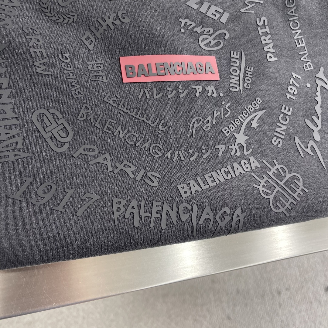 -Balenciag 双B多标识‼️圆领卫衣精选400克复古做旧水洗棉，面料经过特殊处理，呈现出自然的褪