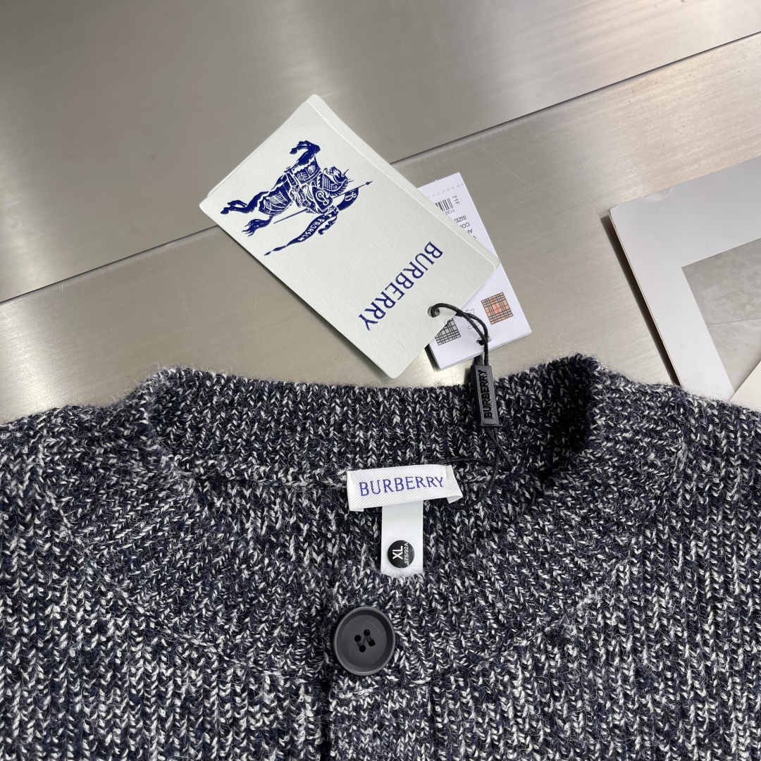 -BBR 刺绣标识圆领毛衣精选混纺优质45%腈纶29%PBT26%锦纶，是性能优良的 合成纤维混纺面料，