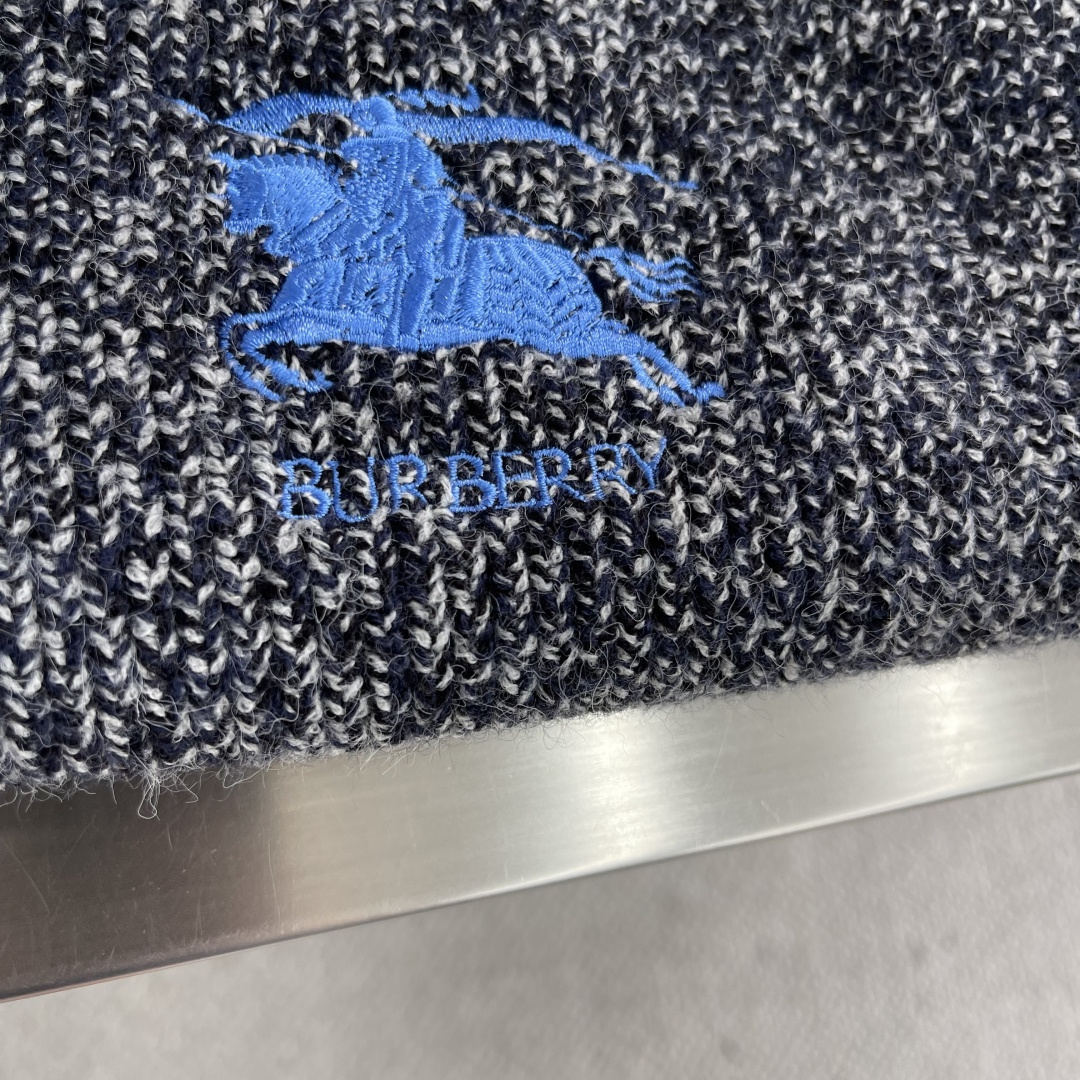 -BBR 刺绣标识圆领毛衣精选混纺优质45%腈纶29%PBT26%锦纶，是性能优良的 合成纤维混纺面料，