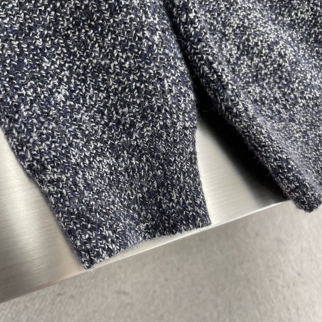 -BBR 刺绣标识圆领毛衣精选混纺优质45%腈纶29%PBT26%锦纶，是性能优良的 合成纤维混纺面料，