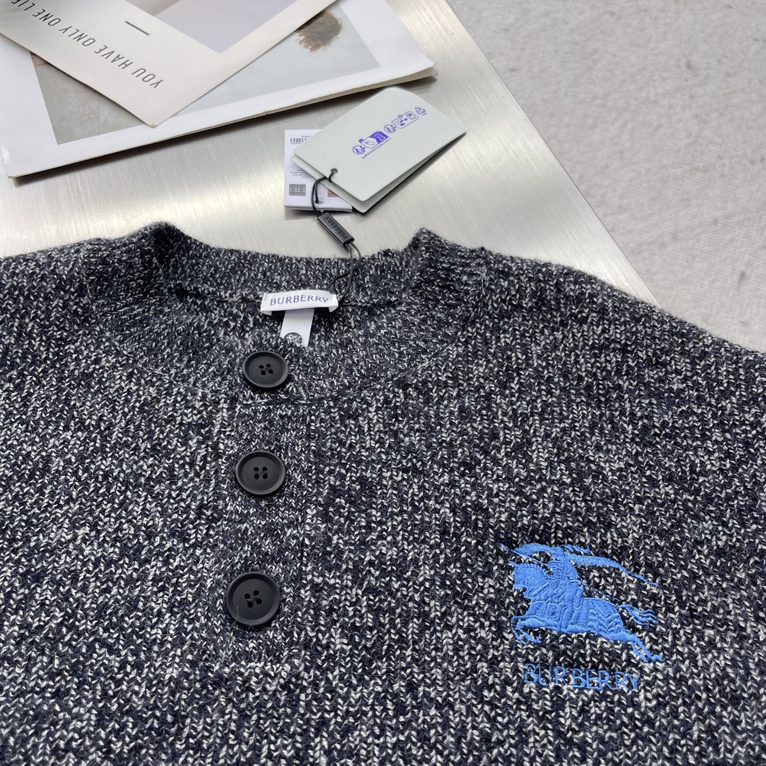 -BBR 刺绣标识圆领毛衣精选混纺优质45%腈纶29%PBT26%锦纶，是性能优良的 合成纤维混纺面料，