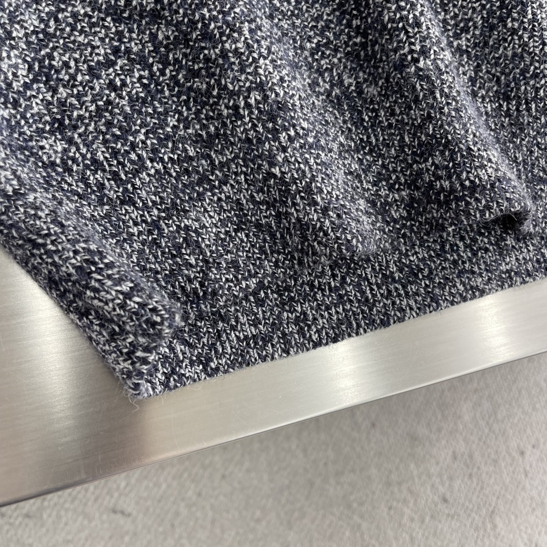 -BBR 刺绣标识圆领毛衣精选混纺优质45%腈纶29%PBT26%锦纶，是性能优良的 合成纤维混纺面料，