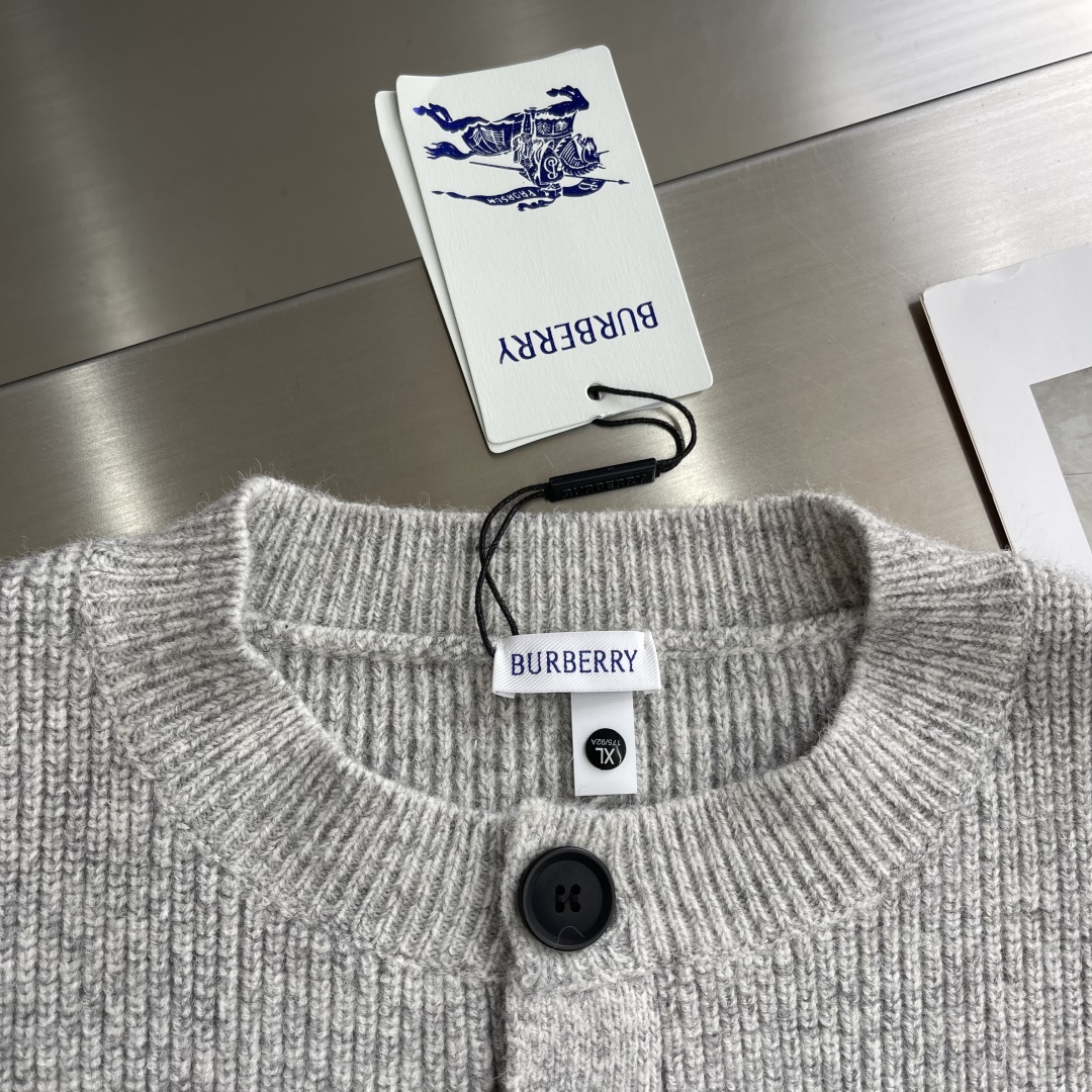 -BBR 刺绣标识圆领毛衣精选混纺优质45%腈纶29%PBT26%锦纶，是性能优良的 合成纤维混纺面料，