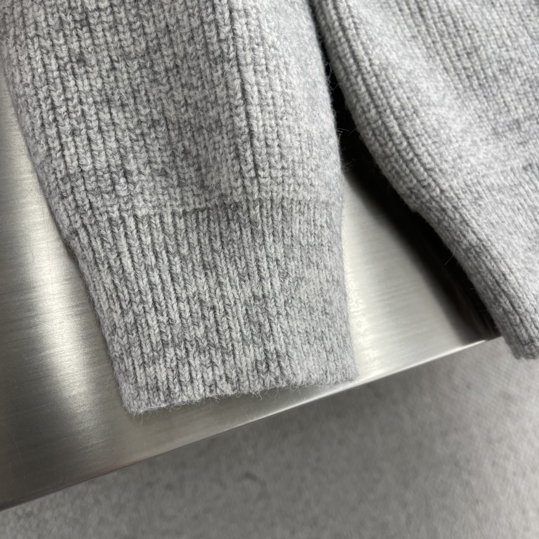 -BBR 刺绣标识圆领毛衣精选混纺优质45%腈纶29%PBT26%锦纶，是性能优良的 合成纤维混纺面料，