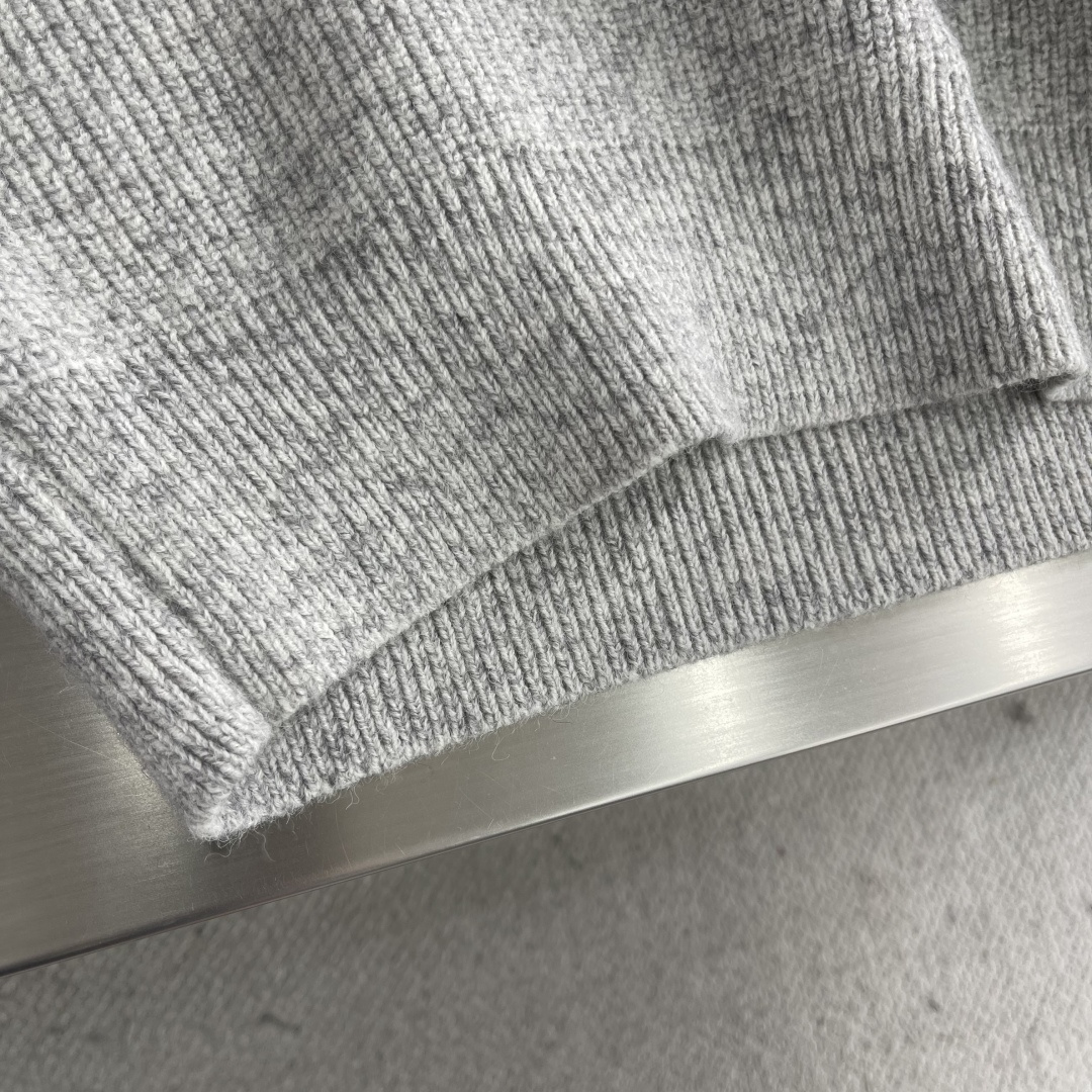 -BBR 刺绣标识圆领毛衣精选混纺优质45%腈纶29%PBT26%锦纶，是性能优良的 合成纤维混纺面料，