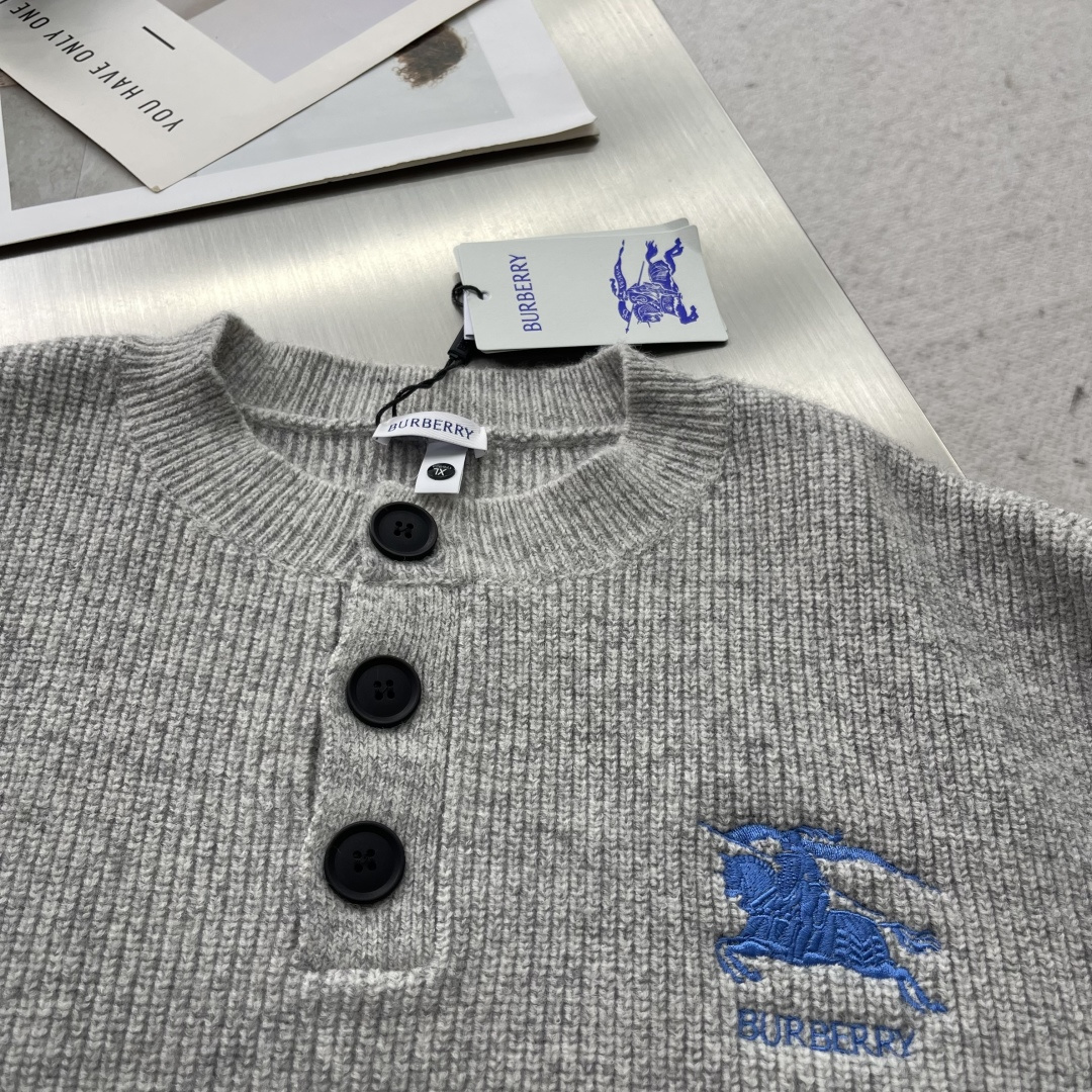 -BBR 刺绣标识圆领毛衣精选混纺优质45%腈纶29%PBT26%锦纶，是性能优良的 合成纤维混纺面料，