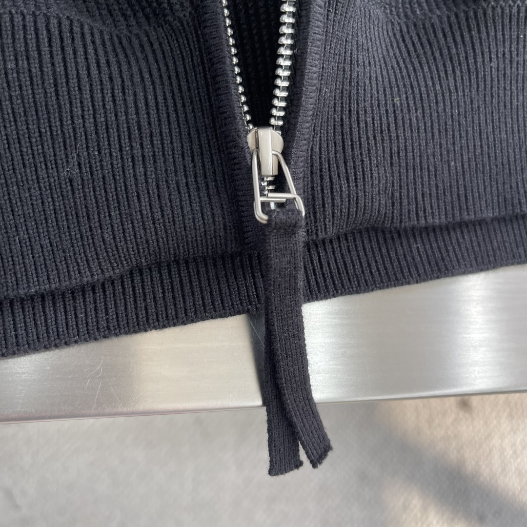 -ALO 连帽微标毛衣开衫精选混纺优质32%粘纤30%聚酯纤维20%锦纶18%天丝 是性能优良的合成纤维