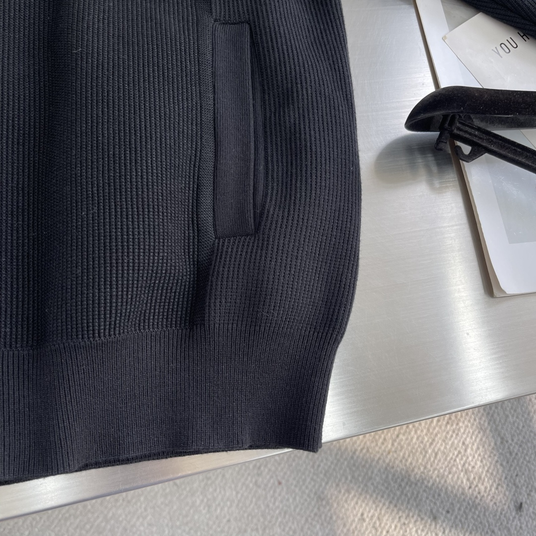 -ALO 连帽微标毛衣开衫精选混纺优质32%粘纤30%聚酯纤维20%锦纶18%天丝 是性能优良的合成纤维