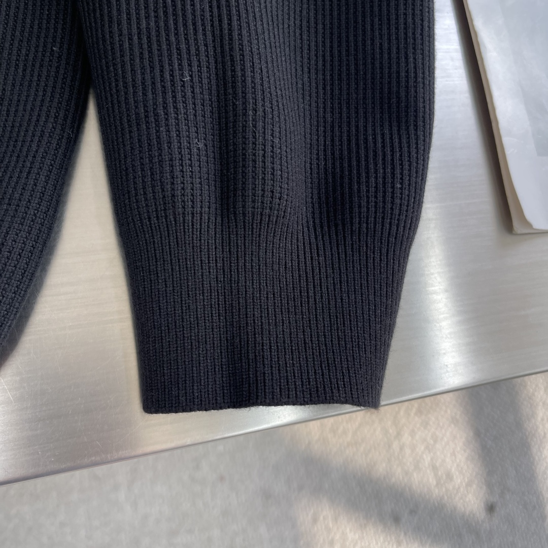 -ALO 连帽微标毛衣开衫精选混纺优质32%粘纤30%聚酯纤维20%锦纶18%天丝 是性能优良的合成纤维