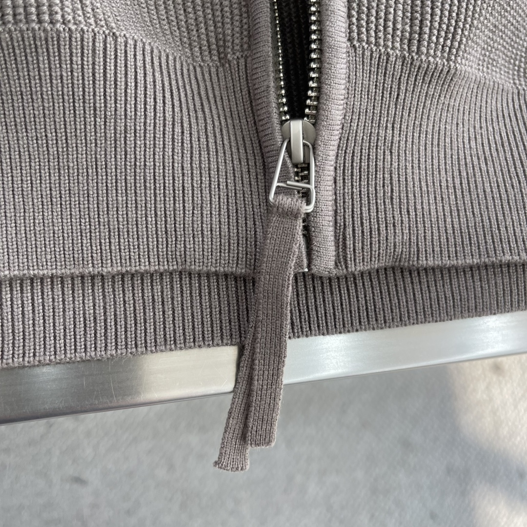 -ALO 连帽微标毛衣开衫精选混纺优质32%粘纤30%聚酯纤维20%锦纶18%天丝 是性能优良的合成纤维