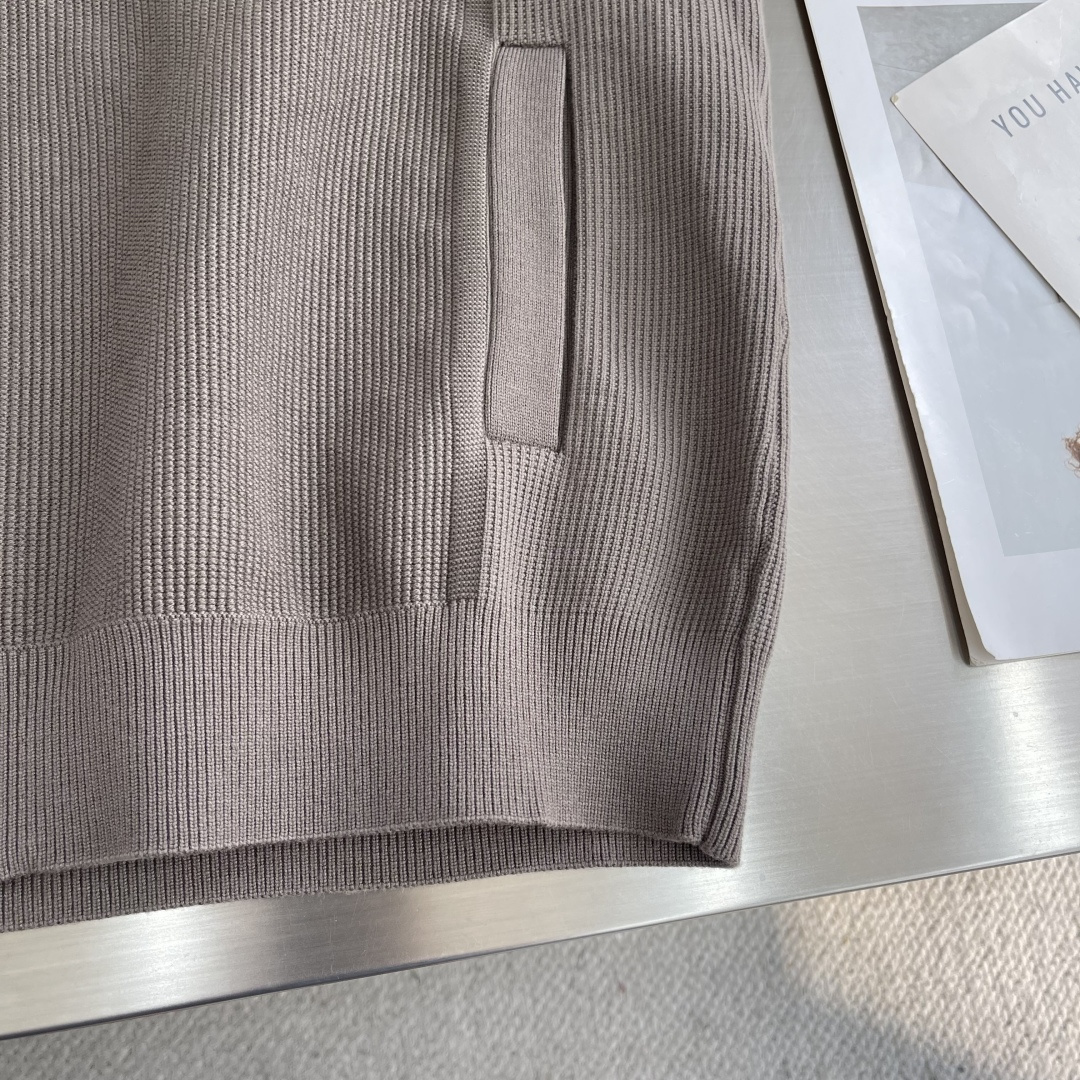 -ALO 连帽微标毛衣开衫精选混纺优质32%粘纤30%聚酯纤维20%锦纶18%天丝 是性能优良的合成纤维