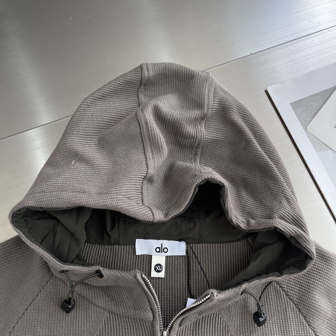 -ALO 连帽微标毛衣开衫精选混纺优质32%粘纤30%聚酯纤维20%锦纶18%天丝 是性能优良的合成纤维