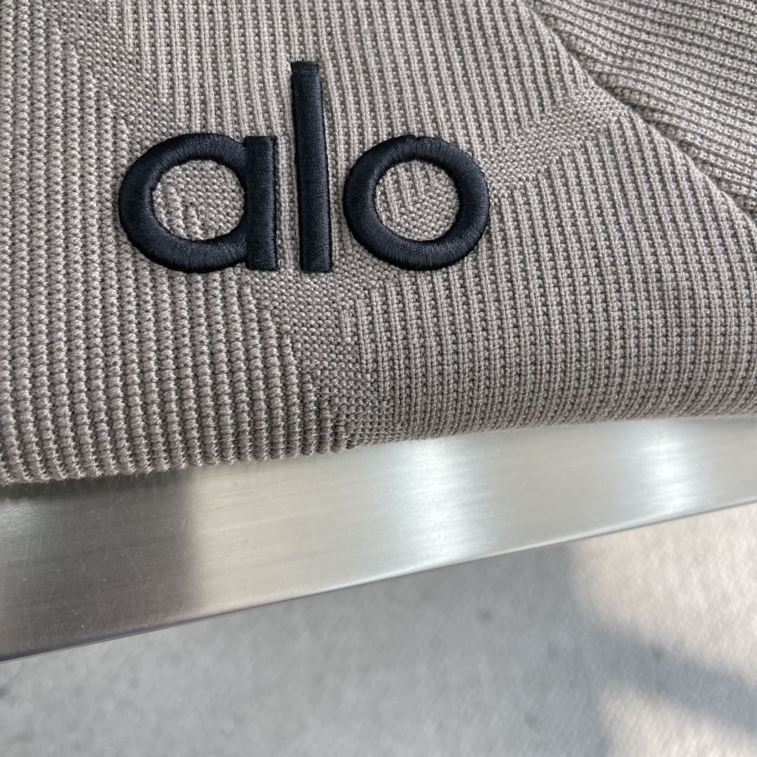 -ALO 连帽微标毛衣开衫精选混纺优质32%粘纤30%聚酯纤维20%锦纶18%天丝 是性能优良的合成纤维