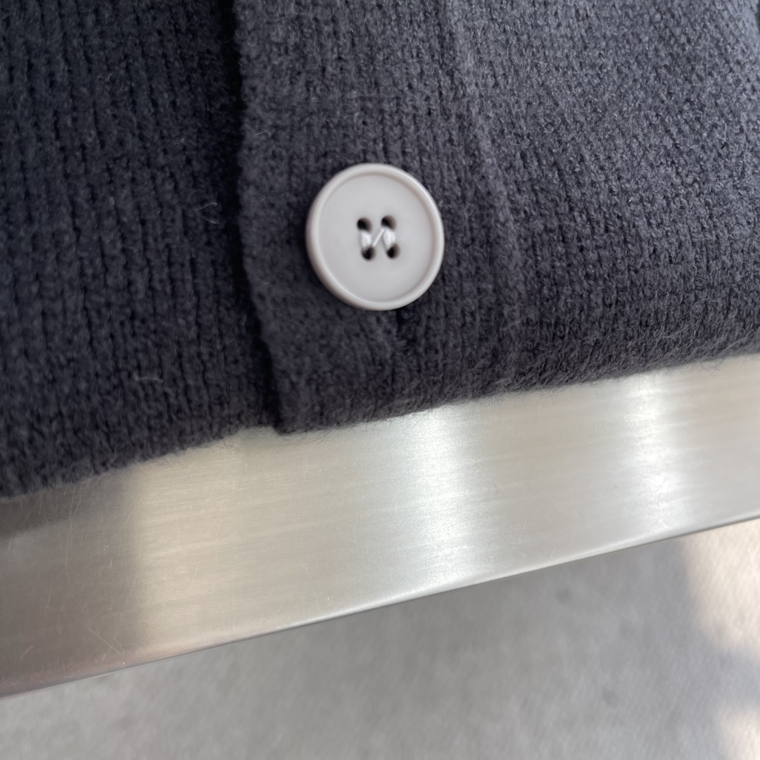 -Dio 假两件‼️开衫毛衣精选混纺优质35%抗起球腈纶30%聚酯纤维19.6%聚酯15.4%锦纶是性能