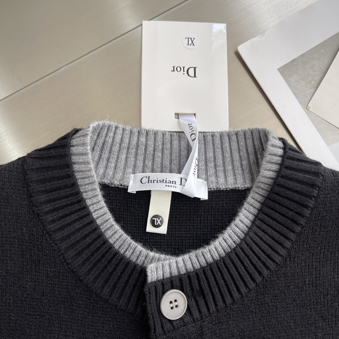 -Dio 假两件‼️开衫毛衣精选混纺优质35%抗起球腈纶30%聚酯纤维19.6%聚酯15.4%锦纶是性能