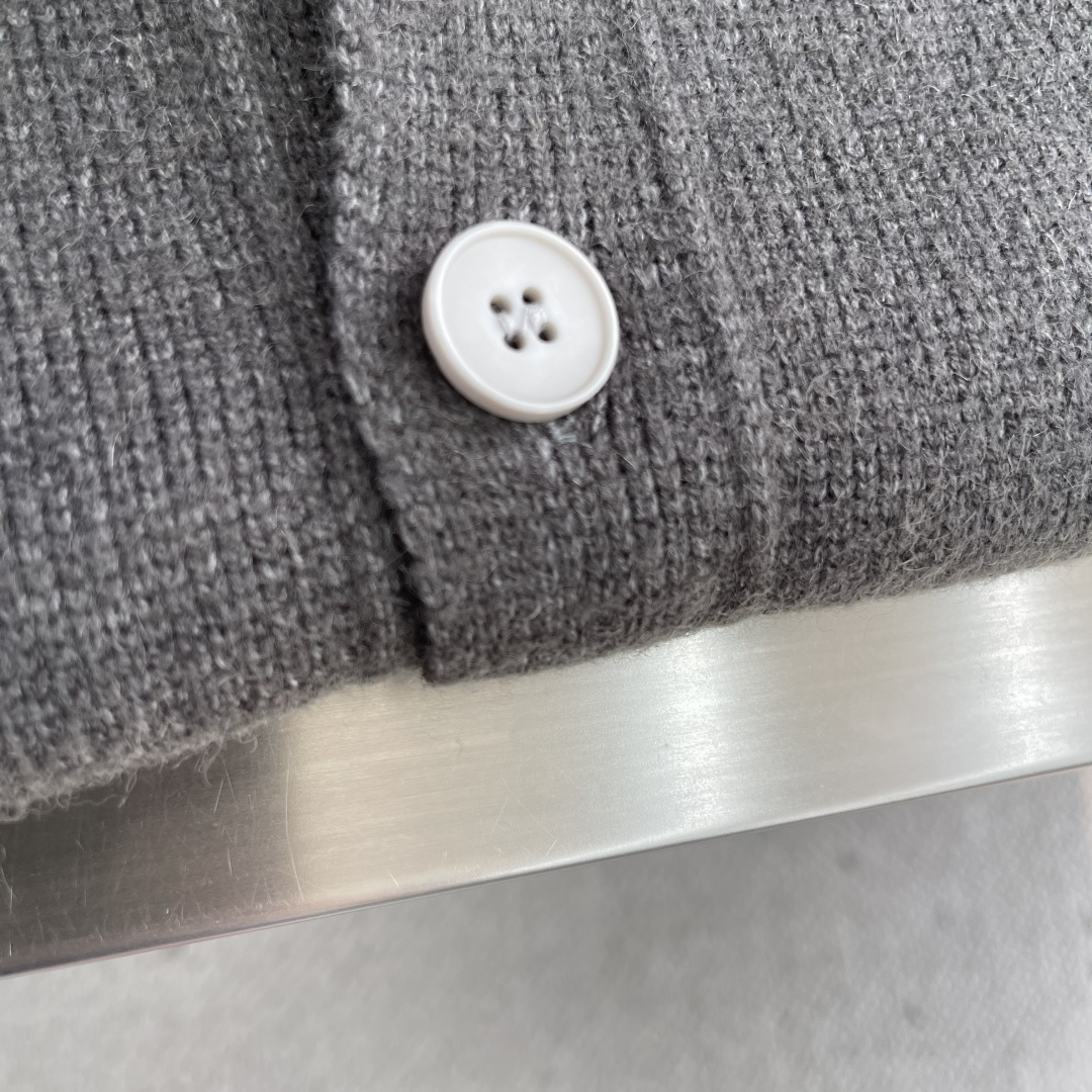 -Dio 假两件‼️开衫毛衣精选混纺优质35%抗起球腈纶30%聚酯纤维19.6%聚酯15.4%锦纶是性能