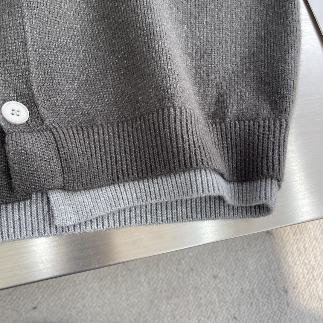 -Dio 假两件‼️开衫毛衣精选混纺优质35%抗起球腈纶30%聚酯纤维19.6%聚酯15.4%锦纶是性能