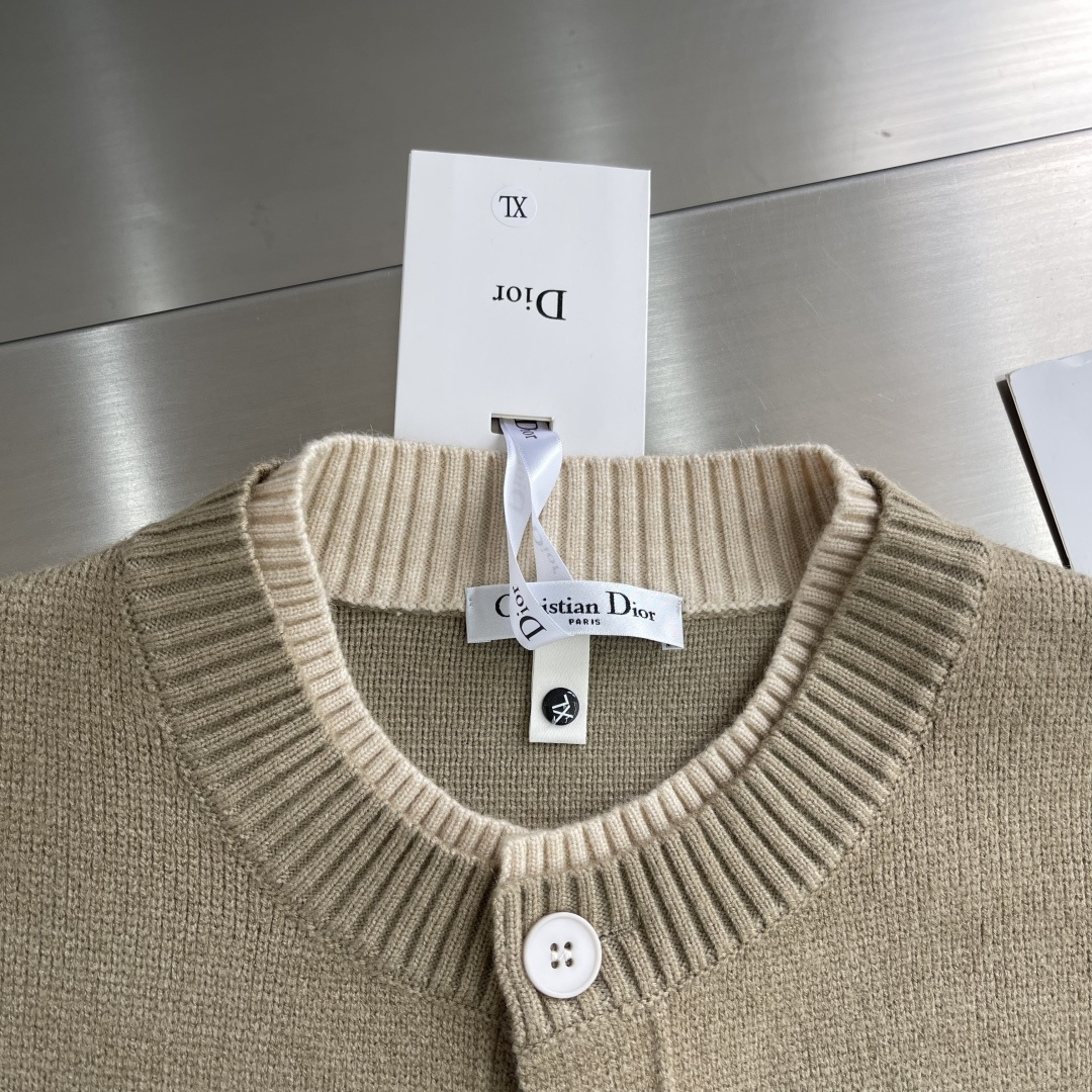 -Dio 假两件‼️开衫毛衣精选混纺优质35%抗起球腈纶30%聚酯纤维19.6%聚酯15.4%锦纶是性能